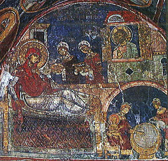 Η Γέννηση της Θεοτόκου (1105/6) από το Ιερό Βήμα του ναού της Παναγίας Φορβιώτισσας στην Ασίνου. Στο βάθος της σκηνής διακρίνονται γυναίκες να φέρουν φαγητό στη μητέρα της Θεοτόκου μέσα σε μεγάλα βαθιά πινάκια.