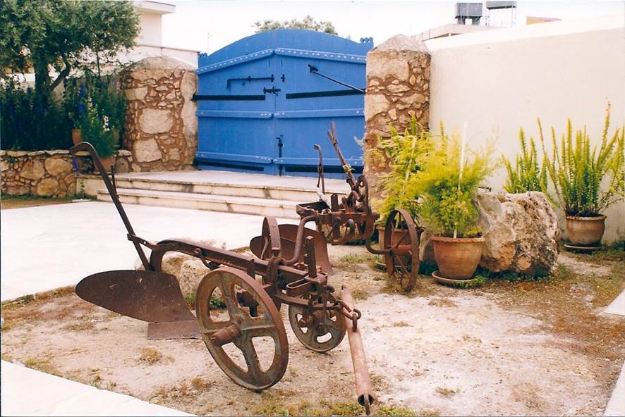 Πρωτοβιομηχανικά, εισαγόμενα, σιδερένα άροτρα για την καλλιέργεια των αγρών (20ός αιώνας). 