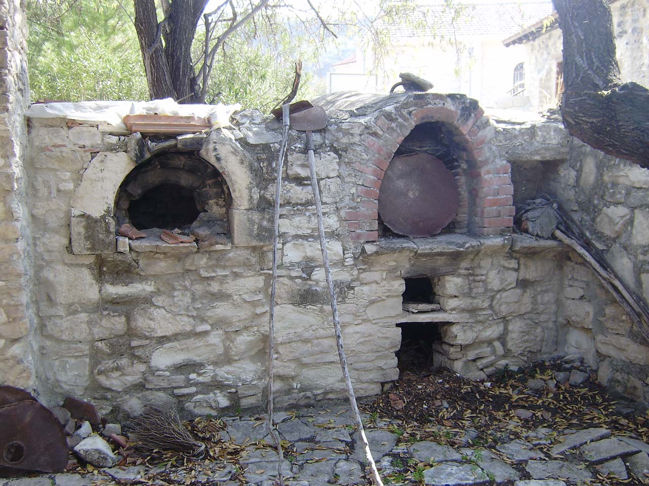 Παραδοσιακοί φούρνοι σε αυλές των σπιτιών 