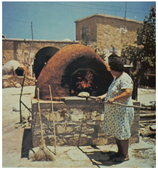 Φούρνισμα σε παραδοσιακό φούρνο. Copyright Ριζοπούλου-Ηγουμενίδου Ευφροσύνη (2007),&#039;Φούρνος και παραδοσιακή κατοικία&#039;, στο Φούρνοι και παραδοσιακά ζυμώματα στη Θράκη, το Αιγαίο και την Κύπρο 