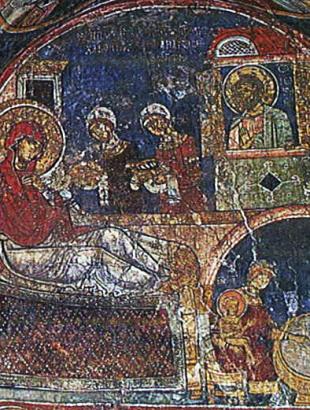 Η Γέννηση της Θεοτόκου (1105/6) από το Ιερό Βήμα του ναού της Παναγίας Φορβιώτισσας στην Ασίνου. Στο βάθος της σκηνής διακρίνονται γυναίκες να φέρουν φαγητό στη μητέρα της Θεοτόκου μέσα σε μεγάλα βαθιά πινάκια.