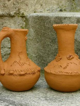 Μικρές, διακοσμημένες κανάτες του Φοινιού.