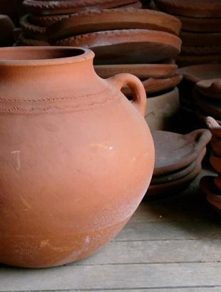 Το κουρελλί (δοχείο για το μαγείρεμα παραδοσιακού φαγητού) από την παραδοσιακή αγγειοπλαστική του Κόρνου.