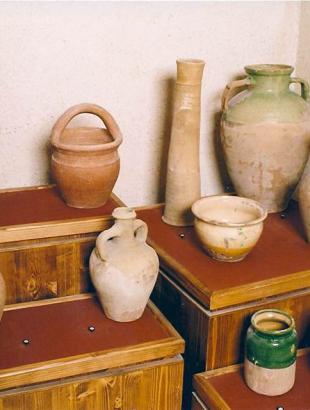 Δοχεία αγγειοπλαστικής Λαπήθου και Βαρωσιού για την φύλαξη νερού και άλλων προϊόντων για το σπίτι.