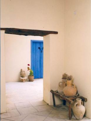 « Κορυποστάτης » η σταμνοστάτης με τις κούζες νερού του Βαρωσιού.