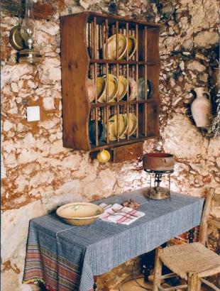 Πιατοθήκη με λαπηθιώτικα αλειφτά πιάτα και λαπηθιώτικη κούπα στο τραπέζι