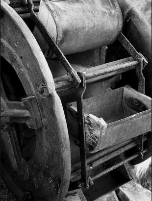 Το αλακάτι με τα δοχεία του νερού