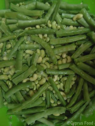 Λουβί φρέσκο καθαρισμένο, έτοιμο για μαγείρεμα.