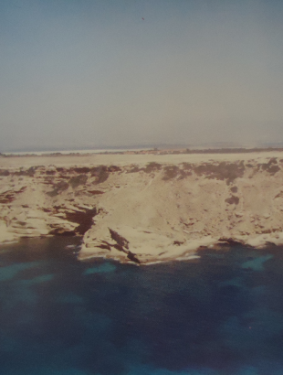 Η τοποθεσία «Αετόκρεμμος» στη χερσόνησο του Ακρωτηρίου (επαρχία Λεμεσού) αποτελεί τον αρχαιότερο χώρο που ανασκάφει στην Κύπρο μέχρι σήμερα. Γενική άποψη της απόκρημνης ακτής. ©Παυλίδης 1991