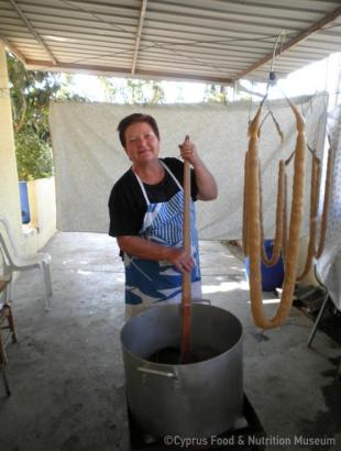 3. Όταν στεγνώσει το μείγμα που έχει κολλήσει πάνω στα αμύγδαλα, ξαναβουτούμε και επαναλαμβάνουμε μέχρι ο σιουσιούκκος να πάρει το επιθυμητό πάχος. &lt;br/&gt; Πηγή: Ζηνοβία Χαραλάμπους.