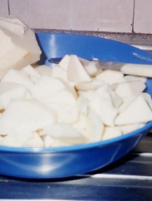 Κολοκάσι ωμό, καθαρισμένο και κομμένο. &lt;br/&gt; Άδεια δημοσίευσης: Κατερίνα Μηνά-Καρεκλά.