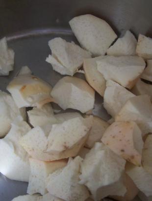 Κολοκάσι ωμό, σε κομμάτια.