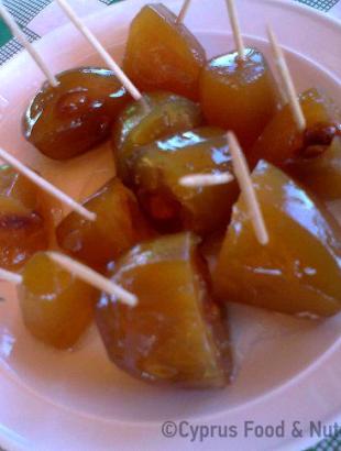 Γλυκό μελιτζανάκι, σερβιρισμένο ως επιδόρπιο σε τραπέζι. &lt;br/&gt; Πηγή: Στάλω Λαζάρου.