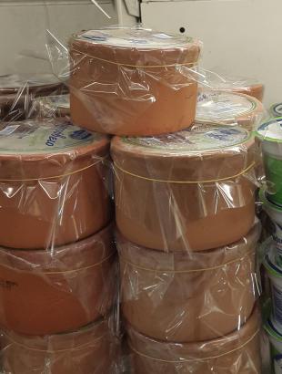 Γιαούρτια σε πήλινο, προς πώληση σε υπεραγορά.