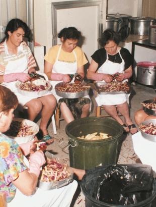 Γυναίκες καθαρίζουν τα μελιτζανάκια για την παρασκευή του γλυκού.&lt;br/&gt; © Άδεια δημοσίευσης από Υπ. Γεωργίας