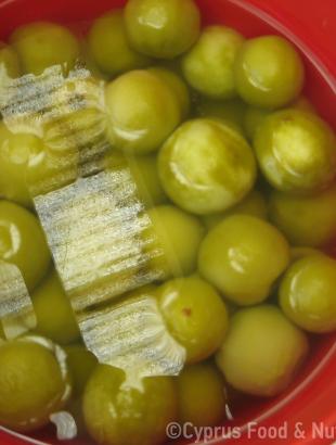 Καθαρισμένα νεραντζάκια σε νερό.