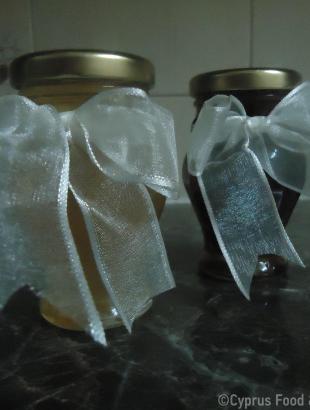 Γλυκά κουταλιού ως κεραστικό σε γάμο. Γλυκό καρπούζι και γλυκό καρυδάκι.&lt;br/&gt;©Βαρβάρα Γιάγκου.