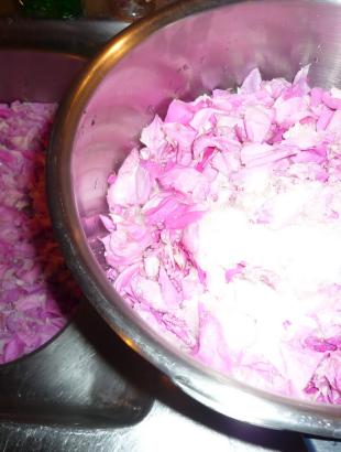 5. Προσθέτουμε την απαιτούμενη ζάχαρη. &lt;br/&gt; Πηγή: http://bougepas.blogspot.gr &lt;br/&gt;http://amateurdecuisine.blogspot.gr