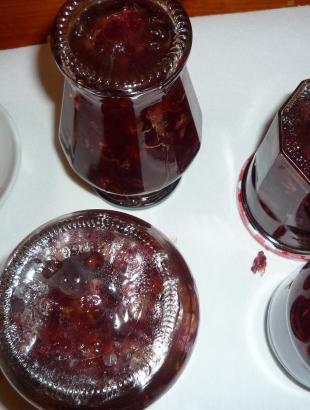 8. Φυλάμε το γλυκό σε γυάλινα βαζάκια. &lt;br/&gt; Πηγή: http://bougepas.blogspot.gr &lt;br/&gt;http://amateurdecuisine.blogspot.gr