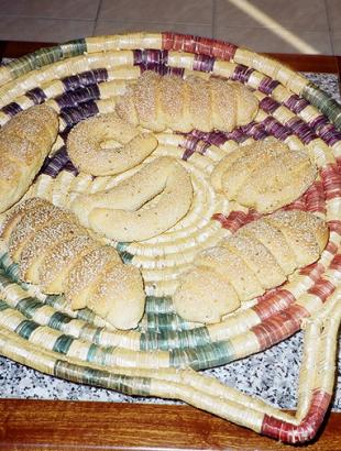 Δαχτυλιές και άλλα κουλούρια σε τσέστο, πριν το ψήσιμο. &lt;br/&gt; Άδεια δημοσίευσης: Κατερίνα Μηνά-Καρεκλά.