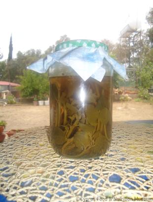 Τρυφερά φύλλα κάππαρης (καππάρι) συντηρημένα σε ξίδι.&lt;br/&gt; Πηγή: Βαρβάρα Γιάγκου.