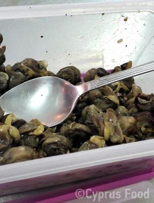 Καραόλοι βραστοί, μετά την αφαίρεση του κελύφους τους (Μαγειρεύω Κυπριακά 2015). &lt;br/&gt; Πηγή: Στάλω Λαζάρου.