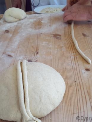 Διακόσμηση της γεννόπιττας με λωρίδες ζυμαριού. Λετύμπου 2016. &lt;br/&gt; Πηγή: Στάλω Λαζάρου.