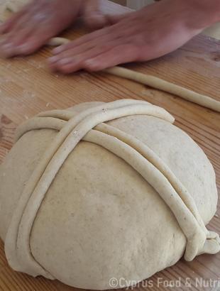 Οι ζυμαρένιες λωρίδες σχηματίζουν σταυρό. Λετύμπου 2016. &lt;br/&gt; Πηγή: Στάλω Λαζάρου.