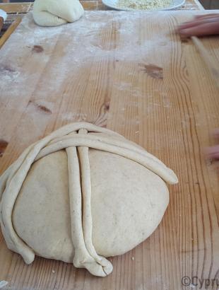 Προσθήκη κι άλλων ζυμαρένιων λωρίδων, για εμπλουτισμό του σχήματος. Λετύμπου 2016. &lt;br/&gt; Πηγή: Στάλω Λαζάρου.