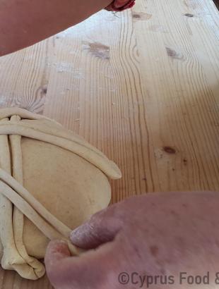 Προσθήκη κι άλλων ζυμαρένιων λωρίδων, για εμπλουτισμό του σχήματος. Λετύμπου 2016. &lt;br/&gt; Πηγή: Στάλω Λαζάρου.