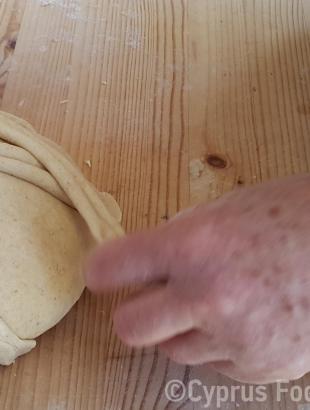 Η διακόσμηση της γεννόπιττας σχεδόν ολοκληρώνεται. Λετύμπου 2016. &lt;br/&gt; Πηγή: Στάλω Λαζάρου.