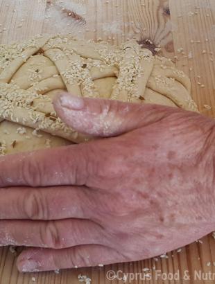 Τελικό στάδιο η προσθήκη του σησαμιού. Λετύμπου 2016. &lt;br/&gt; Πηγή: Στάλω Λαζάρου.