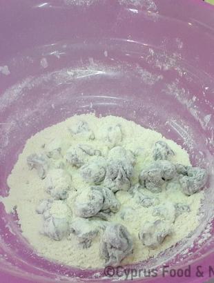 Οι καραόλοι αλευρώνονται (Μαγειρεύω Κυπριακά 2015). &lt;br/&gt; Πηγή: Στάλω Λαζάρου.