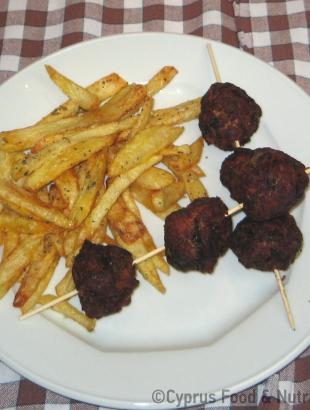 Κεφτέδες και πατάτες (Μαγειρεύω Κυπριακά 2013). &lt;br/&gt; Πηγή: Στάλω Λαζάρου.