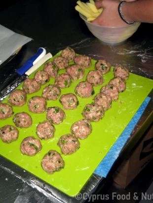 Κεφτέδες σε σχήμα σφαίρας, πριν το τηγάνισμα. &lt;br/&gt; Πηγή: Στάλω Λαζάρου.