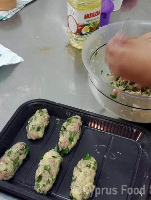 Πλάσιμο των κεφτέδων σε μακρόστενο σχήμα (Μαγειρεύω Κυπριακά 2015). &lt;br/&gt; Πηγή: Στάλω Λαζάρου.