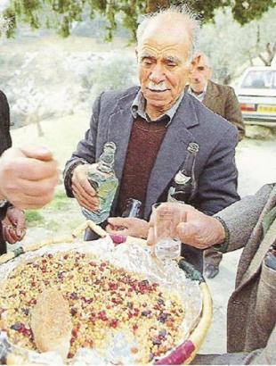 Προσφορά κολλύβων σε γιορτή.