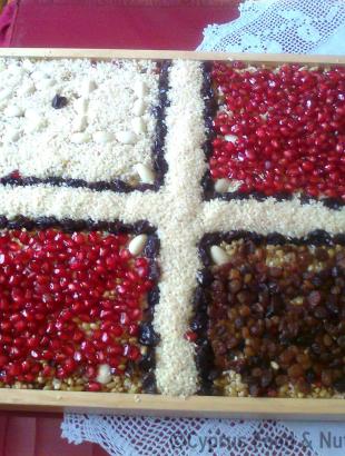 Στολισμένα κόλλυβα σε δίσκο.