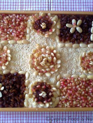 Στολισμένα κόλλυβα σε δίσκο.