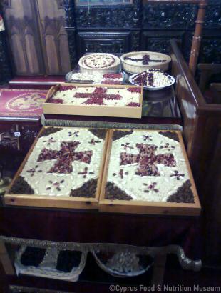 Δίσκοι με κόλλυβα στην εκκλησία.