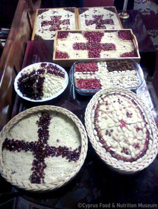 Δίσκοι με κόλλυβα στην εκκλησία.