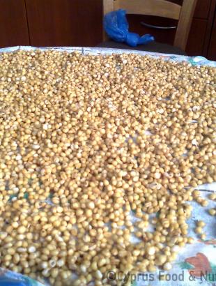 Βρασμένο σιτάρι και σταφίδες.