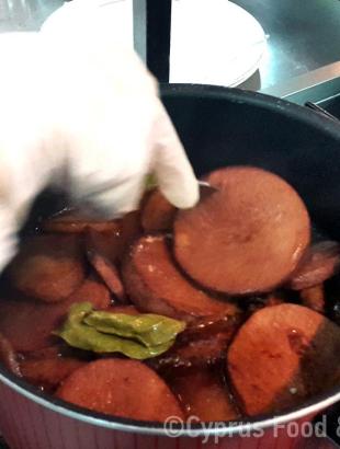 Κολοκάσι και κρέας σβήνονται με κρασί και ψήνονται μαζί (Μαγειρεύω Κυπριακά 2015).