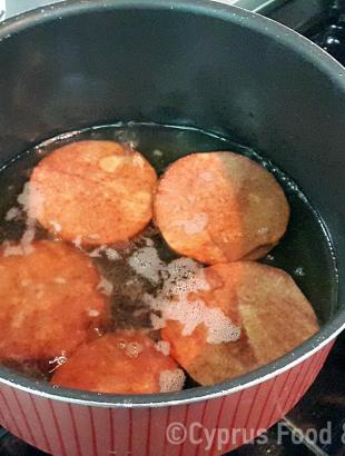 Ακολουθεί το τηγάνισμα του κολοκασιού. (Μαγειρεύω Κυπριακά 2015).