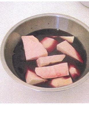 Το κρέας και το κολοκάσι μαρινάρονται σε κρασί (Αρχείο Α. Ματάλα)