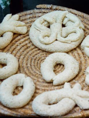 Κουλούρια διαφόρων σχημάτων.