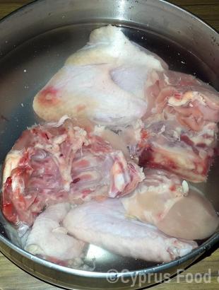 Το κομμένο κοτόπουλο τοποθετείται σε νερό, με αλάτι και λεμόνι.