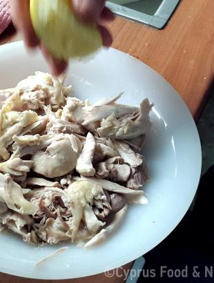 Περιχύνεται με λεμόνι.