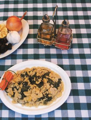 Κουτσιά βραστά με τα λάχανα. Σερβίρονται με λάδι, ξίδι, ελιές και κρεμμύδι ή σκόρδο. &lt;br/&gt; Άδεια δημοσίευσης: Υπουργείο Γεωργίας.