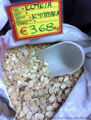 Κυπριακά κουκιά ξηρά, σπασμένα και καθαρισμένα (κούννες). &lt;br/&gt; Πηγή: Στάλω Λαζάρου.